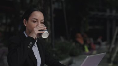 Uzaktan kumandalı bir bilgisayarda çalışırken bir kafede kahve içen resmi kıyafetli başarılı bir kız. Bir ofis işçisi iş için bilgisayar kullanır. Dışarıda, İnsan ve Teknoloji Konsepti