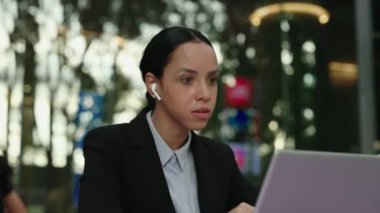 Resmi Takım Elbiseli Sinirli İş Kadını Bilgisayar Görüntülü Çağrı Ofisinde Konuşuyor. Saldırgan Kadın Patron Konferans Yapıyor. Öfkeli Hareketler dizüstü bilgisayarda. Çevrimiçi Duygusal Ofis İşçisi Tartışması
