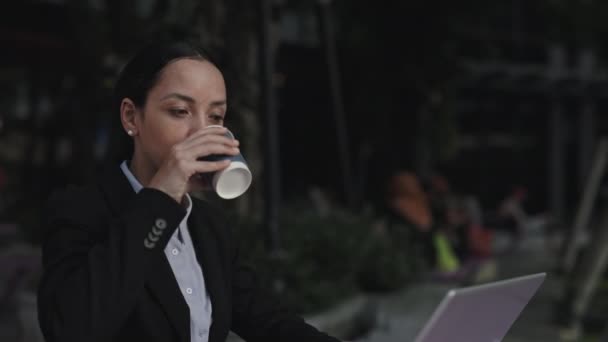 Garota Sucesso Roupas Formais Bebendo Café Café Enquanto Trabalhava Computador — Vídeo de Stock
