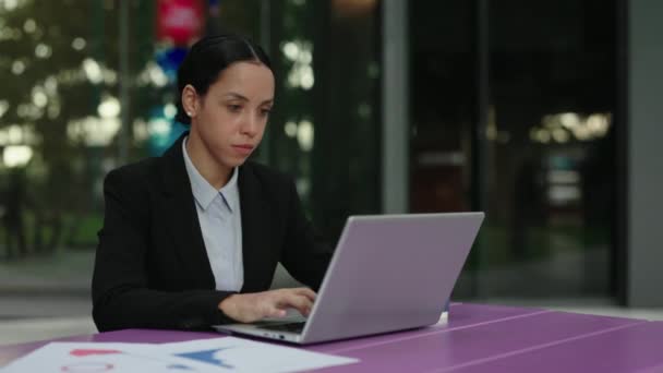 Portré Egy Üzletasszonyról Laptoppal Dolgozó Online Fáradtságérzettel Ásítozás Határidő Közeledtével — Stock videók