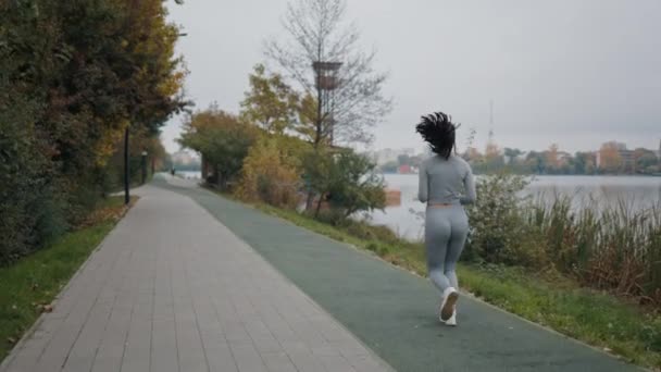 Kobiecy Trening Joggera Fit Girl Biegnie Zewnątrz Powrót Widok Pani — Wideo stockowe