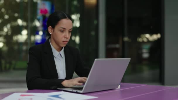 Mulher Sobrecarregada Com Dor Cabeça Sentindo Cansada Após Dia Trabalho — Vídeo de Stock