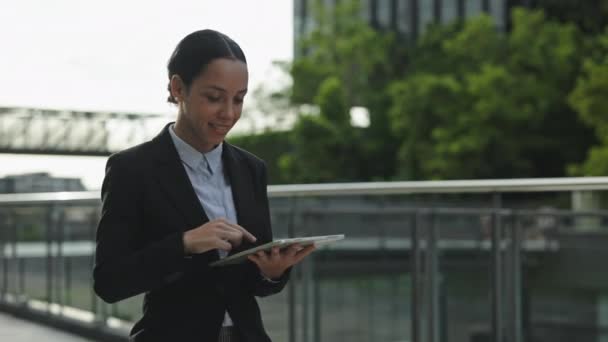 Jovem Mulher Com Cabelos Amarrados Vai Trabalhar Percorre Planos Trabalho — Vídeo de Stock