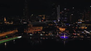 Gece Şehri 'nin Hava Görüntüsü, Singapur Körfezi' ndeki Tiyatro Kordinatı. Drone Arkaplanda Gece Şutu Şehir Manzarası ve Tiyatro. Seyahat ve Turizm Konsepti