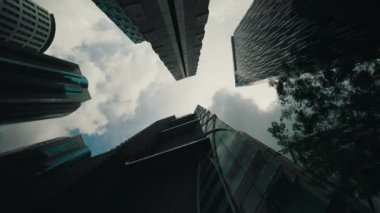 Gökyüzüne karşı birkaç büyük cam gökdelen. Finans Bölgesi 'ndeki Finans ve Ofis Gökdelen Binalarına bakıyorum. İş dünyası, Yüksek Kurumsal Yapılar Gökdeleni Düşük Görünümü