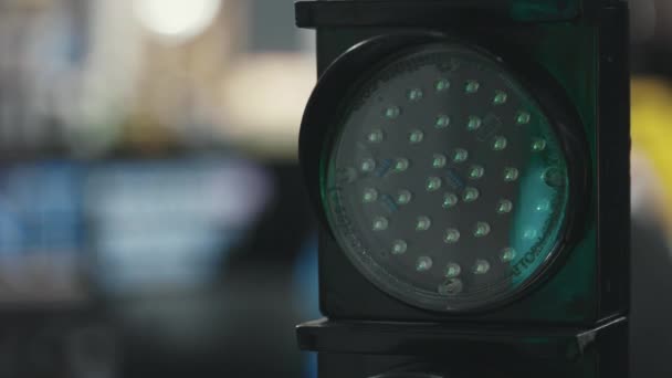 Gelbe Warnbake Warnt Autofahrer Ampelschaltung Transportbenachrichtigung Perspektive Aus Nächster Nähe — Stockvideo