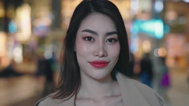 Porträt Des Eleganten Asiatischen Ladyboys Der Gegen Die Nächtliche Großstadt — Stockvideo