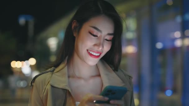 Transgender Woman Walking Street Texting Friends Cell Phone Asian Ladyboy — Stock Video