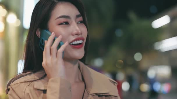 迷人的快乐亚洲变性人女人站在夜城中心 用智能手机聊天 美丽的女性与朋友讨论手机问题 人与技术 — 图库视频影像
