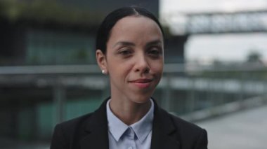 Gülümseyen Çekici Kadın Yönetici Dışarıdaki Kameraya Poz Veriyor. Resmî Giysiler Giyen Mutlu Kadın Avukatın Kameraya Bakışı 'nı kapatın. Halk ve İş Konsepti