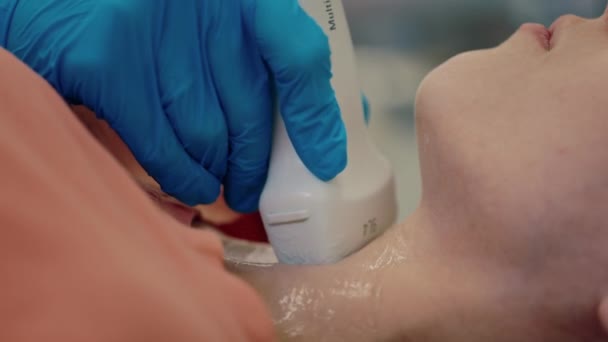 Schildklierecho Van Patiënt Het Ziekenhuis Vrouw Liggend Onderzoekstabel Voor Nekevaluatie — Stockvideo