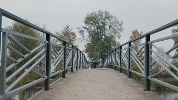 拥有假腿的运动员在桥上慢跑 体现了健康的生活方式 健康生活方式和人的概念 — 图库视频影像