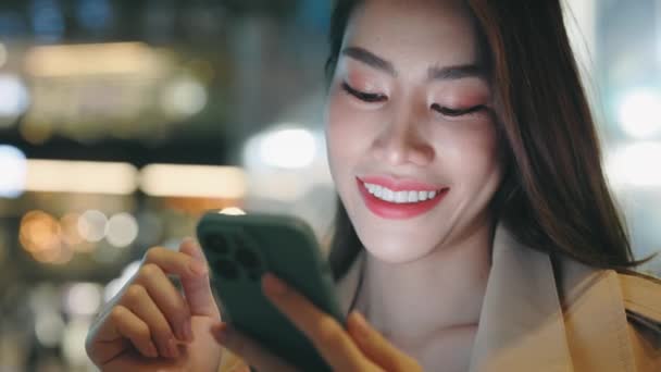Close View Asian Trans Woman Przewijanie Sklepu Internetowego Smartfonie Uśmiech — Wideo stockowe