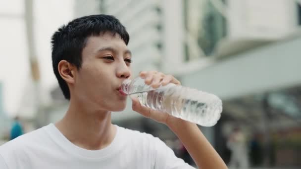 Close View Asian Teenage Guy Drinking Water Training Atletische Jonge — Stockvideo