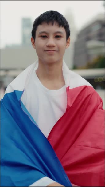 Der Multiethnische Junge Patriot Frankreichs Mit Der Fahne Der Hand — Stockvideo