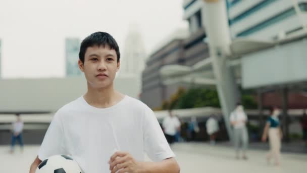 Jugador Fútbol Después Entrenar Bebe Agua Retrato Del Adolescente Caminando — Vídeos de Stock