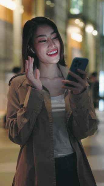 Vertical Video Young Beautiful Girl Gives Interview Phone Greets Journalist — Stock Video