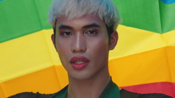 Transseksüel Adam Portresi Gökkuşağı Lgbt Bayrağı Ayakta Duruyor Makyajlı Çekici — Stok video