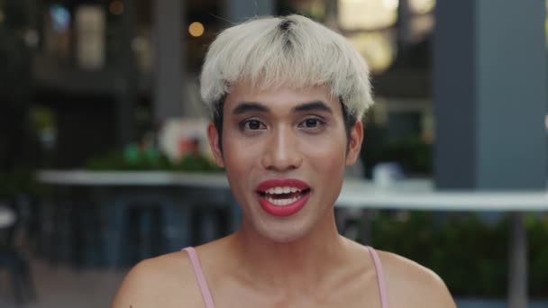 Pov Junger Transsexueller Blogger Mit Make Der Lächelnd Die Kamera — Stockvideo