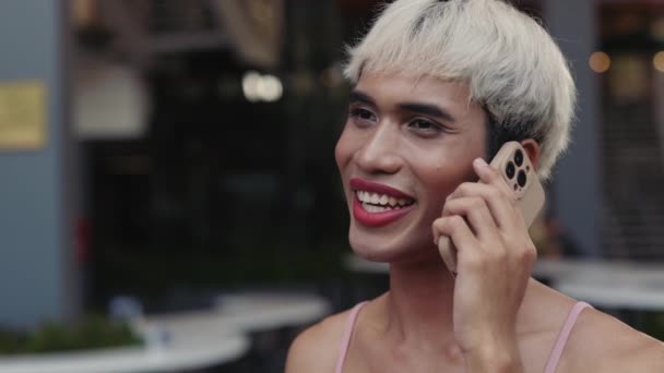 Unga Hbt Mannen Står Utanför Och Pratar Smartphone Med Vänner — Stockvideo