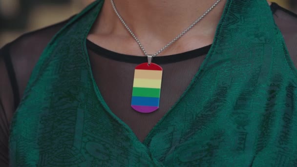 Close Kilátás Lmbt Zászló Nyaklánc Körül Transgender Mans Neck Fiatal — Stock videók