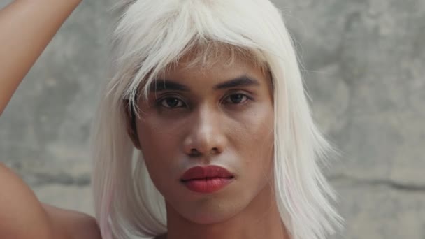 Gözü Yaşlı Transseksüel Adam Portresi Sosyal Kınama Kurbanı Gibi Hissederek — Stok video
