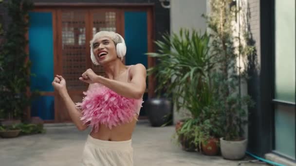 Dynamic Transgender Performer Elegantemente Mueve Ritmo Música Calle Urbana Animado — Vídeo de stock