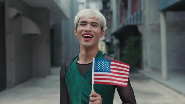 Lgbt Man Standing Holding Usa Flag Cool Elegante Vestido Transgénero — Vídeo de stock