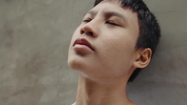 Asian Young Guy Hesitates Decisão Pensando Sobre Problema Graves Ansiedade — Vídeo de Stock