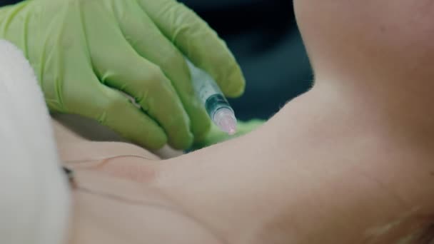 Woman Receiving Botulinum Toxin Injections Her Neck Beauty Salon Dalam — Stok Video