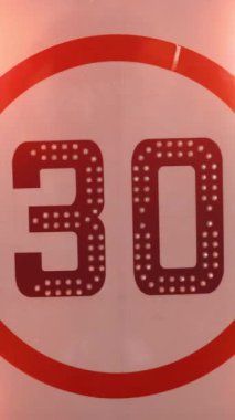 Dikey video. Hız limiti işareti 30. Yol İşareti. Yakın çekim. - 30. Taşıma ve Otomotiv Konsepti