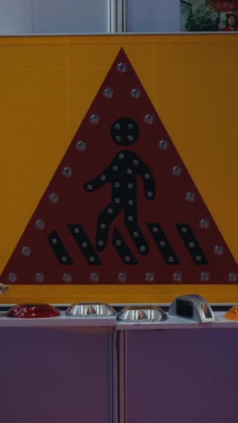 Вертикальне Відео Підсвічений Пішохідний Знак Яскравий Знак Попереджає Про Пішохідну — стокове відео