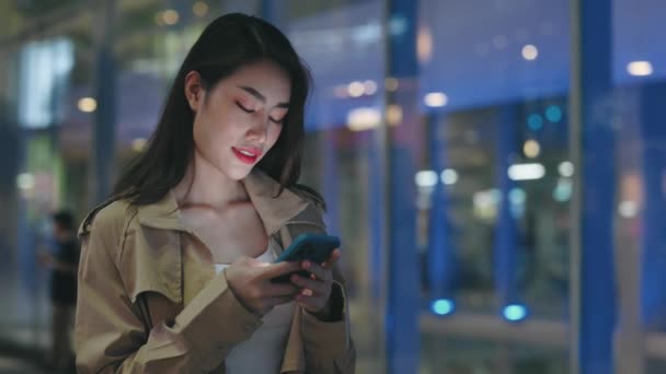 Menina Asiática Fora Com Celular Digitação Mensagem Receba Sms Banco — Vídeo de Stock