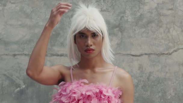 Młody Smutny Transgender Mężczyzna Różowym Top Zdejmowanie Peruki Zewnątrz Pewny — Wideo stockowe