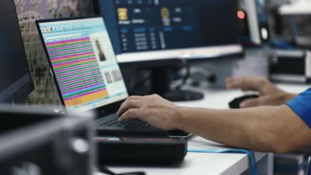 Säkerhetspersonal Vid Videoövervakningspunkten Man Operatör Tittar Monitor Arbetar Cybersecurity Letar — Stockvideo