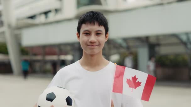 Portret Glimlachende Multiraciale Man Houdt Canadese Vlag City Street Kijkt — Stockvideo