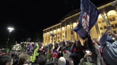 Tiflis, Gürcistan - 12 Mayıs 2024: Muhtelif bir grup protestocu Tiflis 'teki Gürcistan Parlamentosu önünde toplandı..