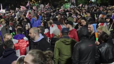 12 Mayıs 2024 gecesi Gürcistan 'ın Tiflis kentinde düzenlenen protestoda büyük bir kalabalık toplandı..