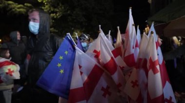 Tiflis, Gürcistan - 12 Mayıs 2024: Gürcistan ve AB Bayrakları Protesto Etkinliğinde. Tiflis 'teki gece protestoları yabancı ajanların yasalarına karşı bir gösteri.