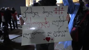 Tiflis, Gürcistan - 12 Mayıs 2024: Bir Protestocu, Gürcistan 'ın Çabalarını Gözardı Etmemek, Hükümetin Muhalefet Yürüyüşü sırasında Paylaşılan Değerleri Vurguluyor.