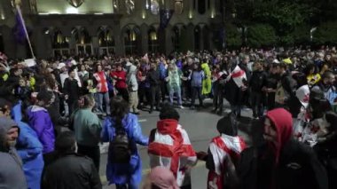 Tiflis, Gürcistan - 12 Mayıs 2024: Gürcistan Parlamentosu 'nun dışında Yabancı Ajanlar Yasası' na Karşı Gece Yürüyüşü sırasında protestocular Toplum Ruhu ile Yurttaşlık Eylemini Birleştiriyor