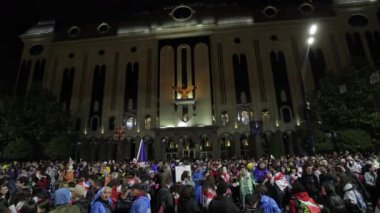 Tiflis, Gürcistan - 12 Mayıs 2024: Gürcistan Parlamentosu 'nda Gece Yürüyüşü İçin Yoğun Bir Kalabalık Toplandı, Yabancı Ajanlar Yasasını Hevesle Protesto Ettiler ve Çeşitli Bayraklar Gösterdiler