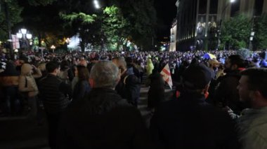 Tiflis, Gürcistan - 12 Mayıs 2024: Gürcistan Parlamentosunda Geniş Gece Protestosu, Şehir Işıkları tarafından aydınlatılan Tartışmalı Yabancı Ajanlar Kanununa Karşı Yurttaşların Birleştirilmesi