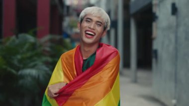 Omzuna Sarılı Gururlu Gülümseyen Cinsiyet Değiştiren İnsan Kameraya Dışarda Poz Veriyor. LGBTQ Gurur ve Topluluk.