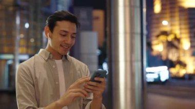 Çevrimiçi Görüntülü Arama, Gece Şehir Merkezi 'nde Sokakta Dururken Selamlama. Çevrimiçi Konferanstaki Asyalı Adam Şehir Sokağındaki İş Sorunlarını Çözdü.