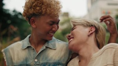 Gülümseyen adam, şehir parkında erkek arkadaşının omzuna yaslanıp konuşuyor ve sarılıyor. Romantik bir randevuda gay partner ilişkisi. Pozitif LGBTQI topluluğunun gurur ayı kutlamaları