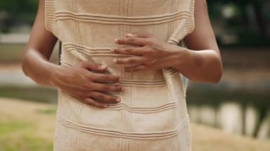 Erkek eller, şehir caddesinde eski örülmüş yelek giyen sevgili sevgiliye sarılır. Şefkatli homoseksüel çift göl kıyısında ağır çekimde birbirlerine sarılıyorlar. LGBT topluluğunun gurur ayı