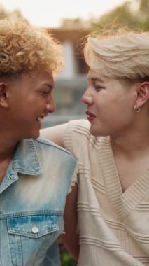 Genç Asyalı homoseksüeller, şehir parkında yavaş çekimde öpüşüyorlar. Neşeli homoseksüel erkekler gurur gününde romantik duygular gösterir. Sevecen eşcinsel adam LGBT 'nin görünürlüğünü kutluyor. Dikey çekim