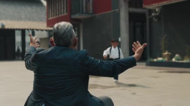 Asyalı baba okul bahçesinde küçük oğlunu sıkıca kucaklıyor ve oğlanların akşam planları hakkında sorular soruyor. Sahne, ebeveynler ve çocuklar arasındaki sevgi ve bağın samimi bir anını yakalar.