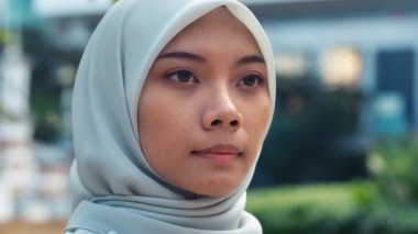 Hijab 'da Açık havada duran güzel bir kadının portresi. Sevimli Müslüman Kız Kameraya Bakıyor. İslami bir hanımın çekici yüzü. İnsanlar Konsepti